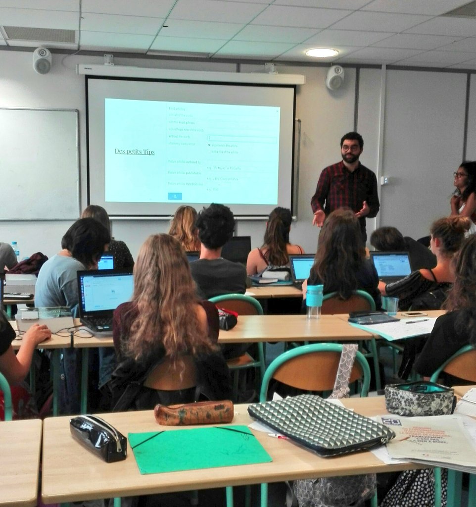 NinaVarcha's tweet photo. Cours sur les outils numériques pégagogiques aux L1 de la @licencefdv #intelligencecollective #transfertdeconnaissance #nouvellegeneration https://t.co/DjJ0jPYM78