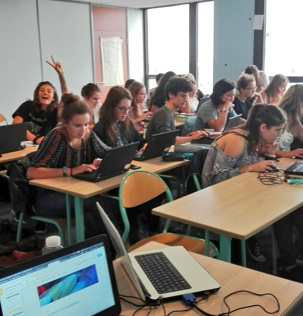 NinaVarcha's tweet photo. Cours sur les outils numériques pégagogiques aux L1 de la @licencefdv #intelligencecollective #transfertdeconnaissance #nouvellegeneration https://t.co/DjJ0jPYM78