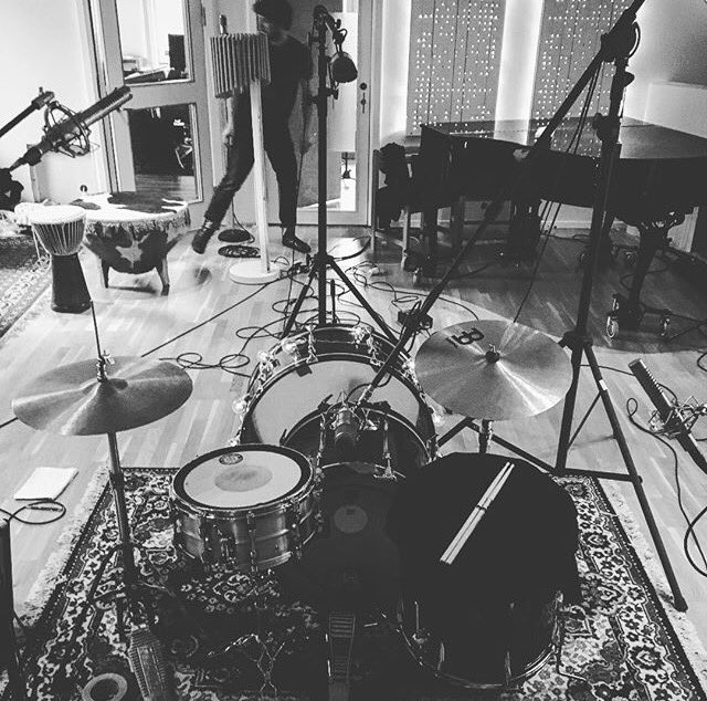 SisandaNilsson's tweet photo. Something with a touch of lemons 🍋 and sugar is on the way #NeapolitanSounds #Artistry #singerssongwriters #MusicSweden #RoyaltyBehindTheMic https://t.co/t90dMjCrh1