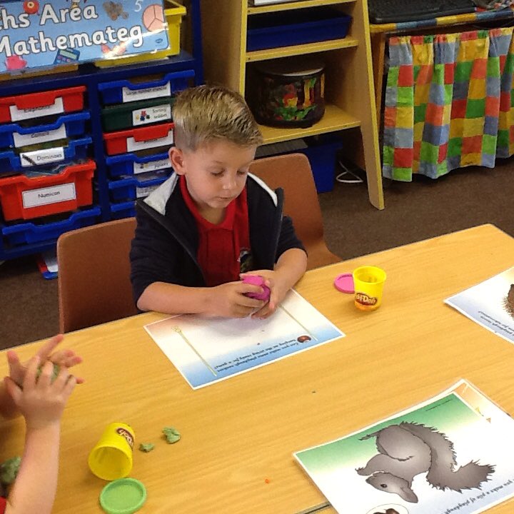 Hendrefoilan's tweet photo. Reception are enjoying settling in to their new class.
#hprec https://t.co/HRxKETlIJC