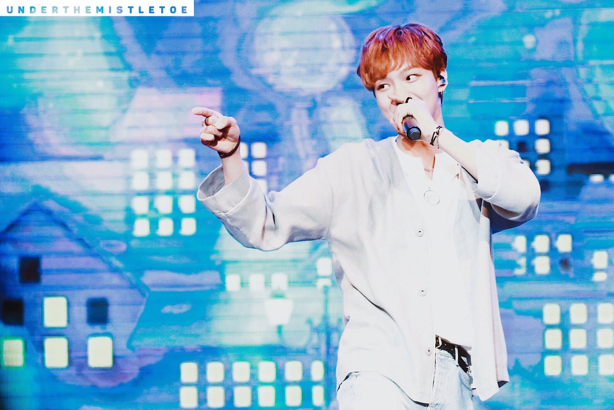 Mistletoe_1225's tweet photo. 170906 쇼케이스 
축하해 영민아♥️
#임영민 #MXM #브랜뉴보이즈 https://t.co/rxeNlnkzgG
