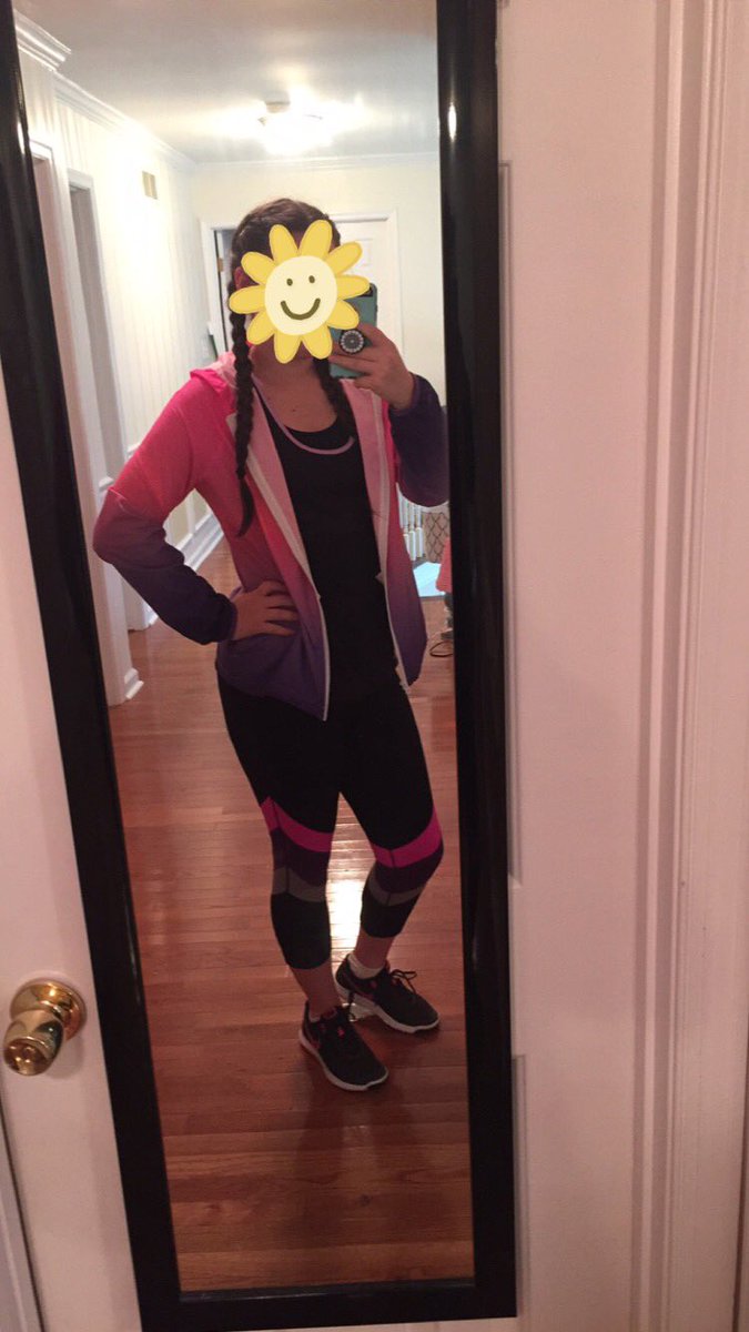 BYEkelsey143's tweet photo. Happy sunflower featuring new fila pants. #kohlslife https://t.co/n9wL7VRwdV