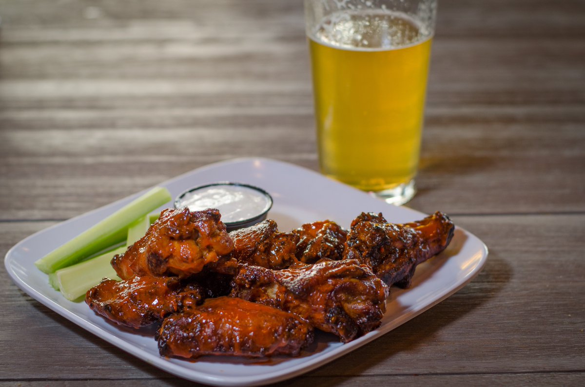 NeoPizzaAnnap's tweet photo. Football starts this weekend and we’ve got all the beer and wings your heart desires! Who’s ready for football season?! 🏈🍺✨ https://t.co/7sMqEDN6Yy