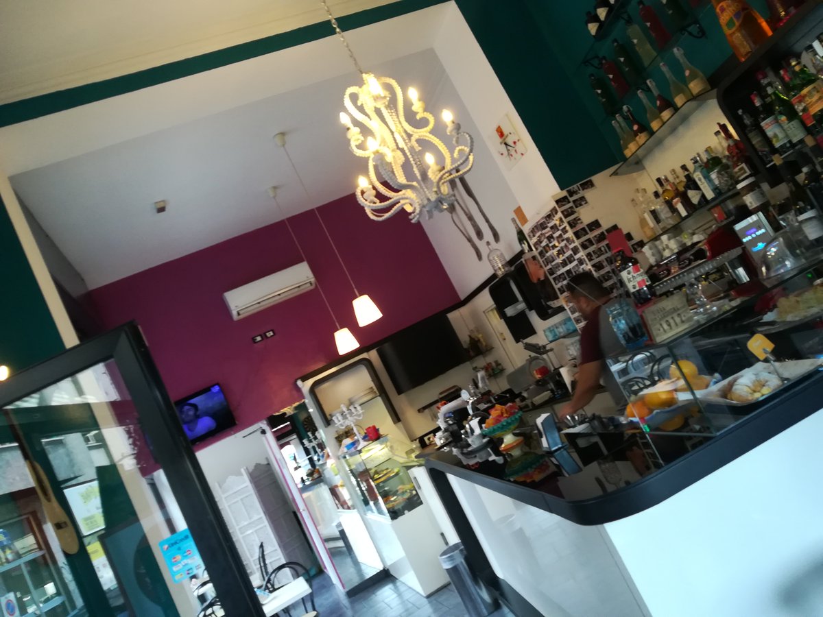 BarGluck's tweet photo. Per chi non ha ancora visto, ecco il #restyling interno del #locale. Nuovi #colori ma stesso #barista ! #newcolor #newdesign #painting https://t.co/J0qKMrW6Z5
