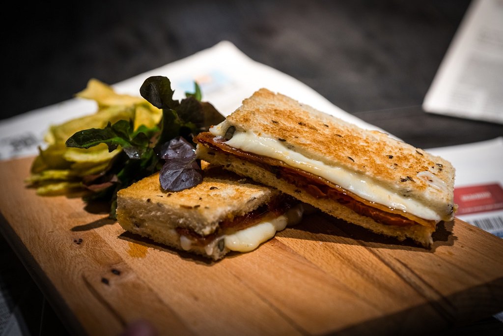 Un toast per i più golosi con pane ai semi biologici, pomodori infornati, Asiago di grotta e bacon. #roscioli #roscioliroma #rosciolicaffè