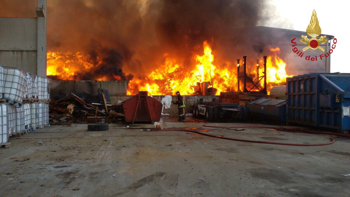 vigilidelfuoco's tweet image. #6set 6:30, intervento #vigilidelfuoco a #Mortara(PV) per l'incendio in un'attività di smaltimento rifiuti. Iniziata bonifica area