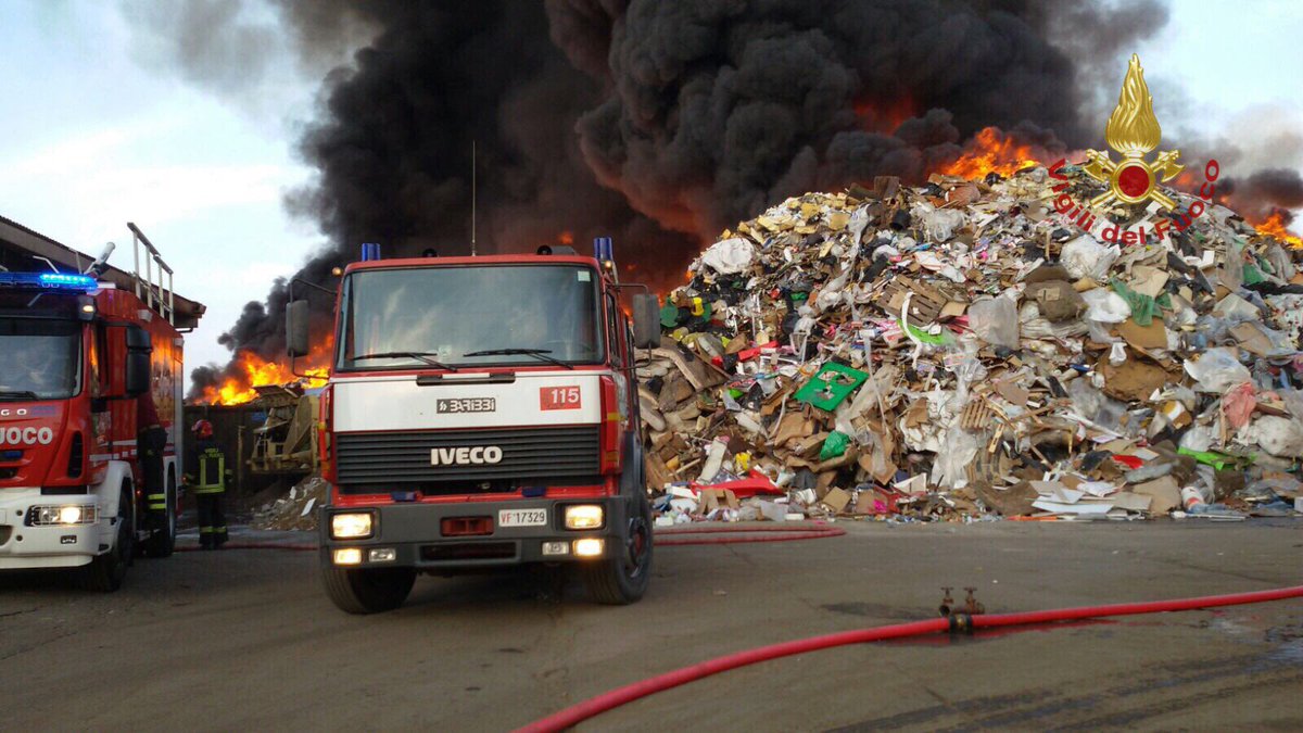 vigilidelfuoco's tweet image. #6set 6:30, intervento #vigilidelfuoco a #Mortara(PV) per l'incendio in un'attività di smaltimento rifiuti. Iniziata bonifica area