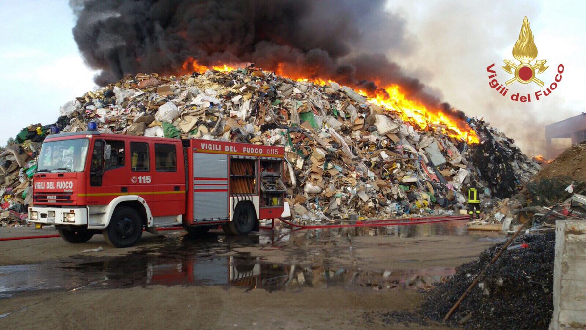 vigilidelfuoco's tweet image. #6set 6:30, intervento #vigilidelfuoco a #Mortara(PV) per l'incendio in un'attività di smaltimento rifiuti. Iniziata bonifica area