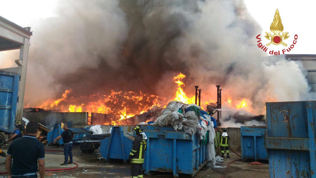 vigilidelfuoco's tweet image. #6set 6:30, intervento #vigilidelfuoco a #Mortara(PV) per l'incendio in un'attività di smaltimento rifiuti. Iniziata bonifica area
