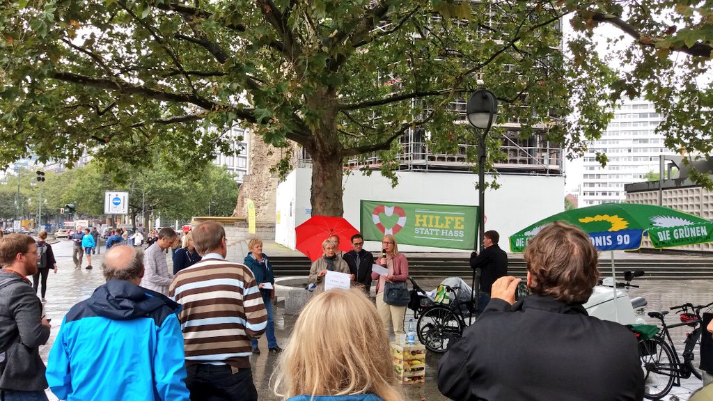 lisapaus's tweet photo. #Berlinliest - mit #Rückgrat für #Menschenrechte und #Demokratie. Im Rahmen des @ilb_ lesen wir @gruene_berlin die Menschenrechtscharta. https://t.co/Yr1LPNsU8s