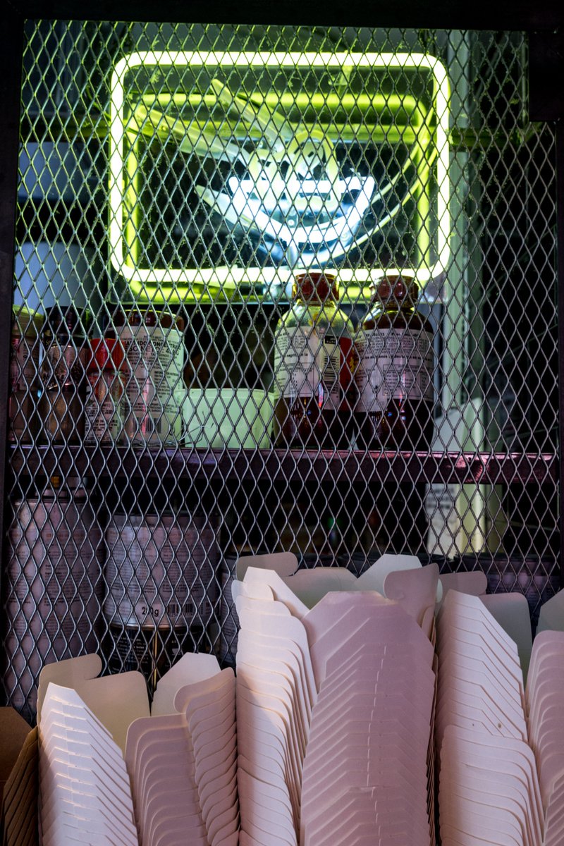 funkychen_esp's tweet photo. ¿Has contado cuantos neones tiene nuestro puesto? Pues te retamos a hacerlo! #neon #freakingount #crazylove 💥🎆 https://t.co/3zOfPZ0HzS