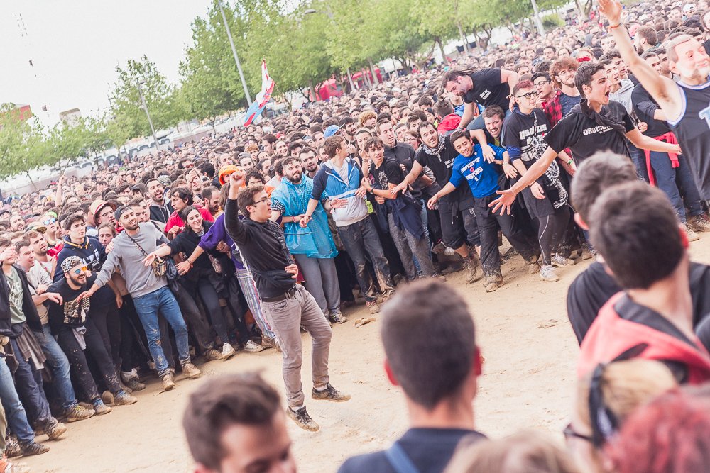 VinaRockOficial's tweet photo. No sabes lo que es un pogo hasta que no lo vives en #ViñaRock

Entradas el 27 de septiembre en https://t.co/UP6L7u7ZfD
📷 @joseconacento1 https://t.co/GpCjlROdHp