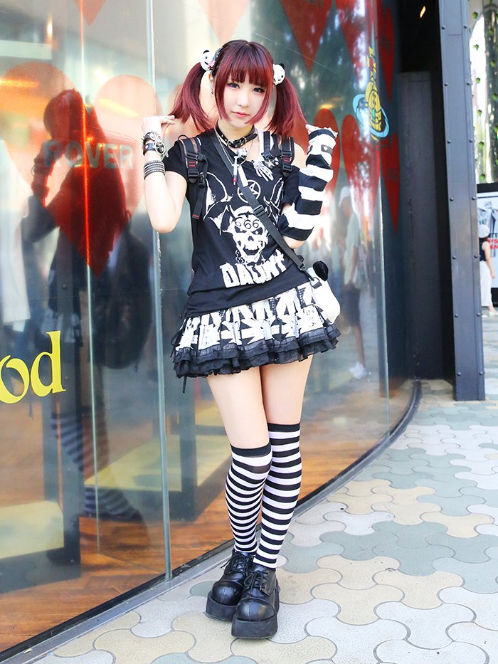 sgs109com's tweet photo. 【人気スナップ】れもんさん(@lemon_cham)チョーカー/#HELLCATPUNKS、カットソー・スカート/#GLAVIL、バッグ/セブンズ、厚底シューズ/#DEMONIA『🐼よかったらSNS見てみてください💀』その他の画像は👉https://t.co/f9QAOzgd3h https://t.co/Ynwe773f0o