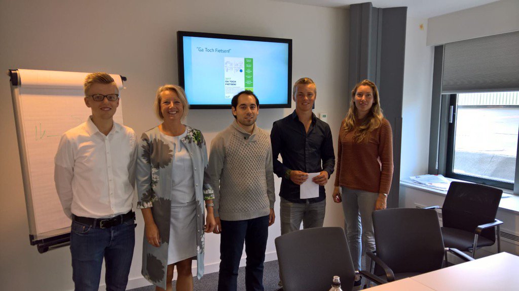 ellyvwageningen's tweet photo. Enthousiaste presentatie van studenten Windesheim over hun plan 'Ga toch fietsen'. Welke basisschool doet mee? https://t.co/pKviLpjpjy