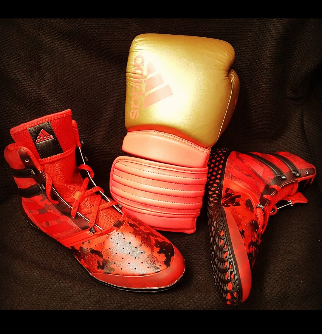 KOTwinsUK's tweet photo. The Adidas Combination... Limited Edition Flying Impact Red / Black with Adidas Hybrid 300 Boxing Glove #kotwins #komanchester #adidasboxing https://t.co/pRTVKbwl65