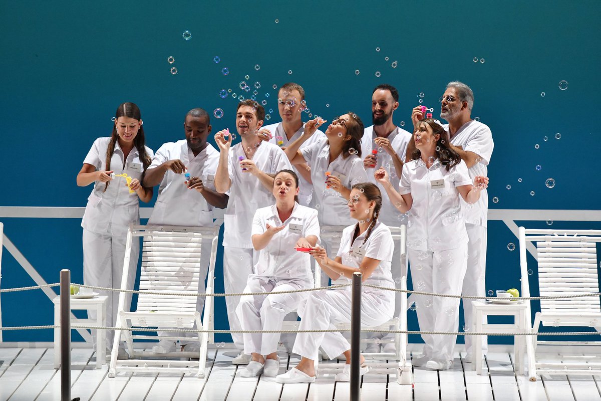 Liceu_cat's tweet photo. Mentre la resta ja torna de vacances els nostres cantants no volen marxar del balneari! Primeres imatges de #IlViaggioLiceu (📷A. Bofill) https://t.co/JDCZ2i7byp