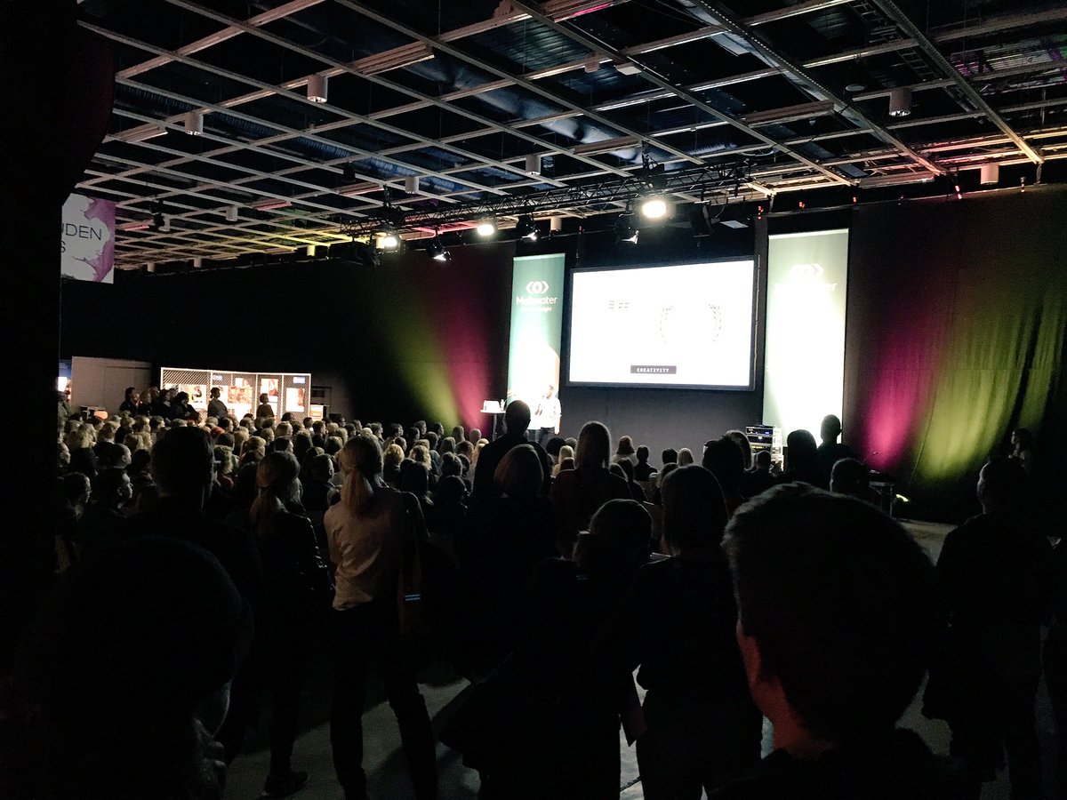 Markkinoinnin viikolla Tulevaisuuden asiakas -lavalla on tupa täynnä. Äänessä Joel Hypén <a href="/SiroCreative/">Siro Creative</a>