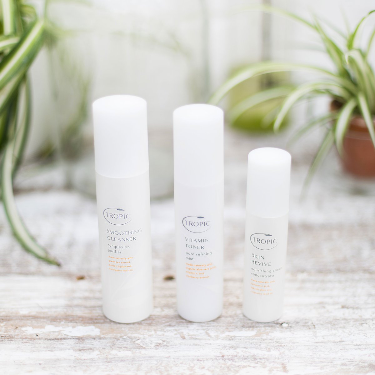 TropicSkincare's tweet photo. Take home our bestselling skincare essentials for less with this luxury collection 👏 https://t.co/6Fhnjkh58x https://t.co/RPkcQIu22o