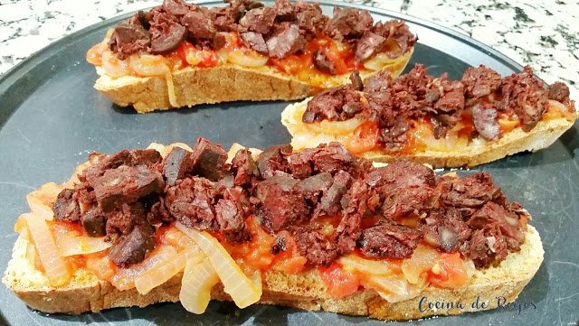 SaboraMalaga's tweet photo. ¿A quién le apetece una tosta de morcilla malagueña y verduras? Una #RecetaSAM de @cocinadereyes :D https://t.co/zUqcddzI0F https://t.co/h4UA3gtCE9