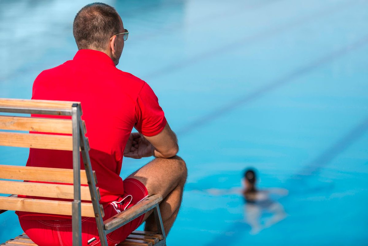elmundotoday's tweet photo. Las piscinas municipales tendrán un socorrista homeopático para los bañistas que se hagan el muerto https://t.co/PSFqB8ToFP https://t.co/b8Bf2wRuGe