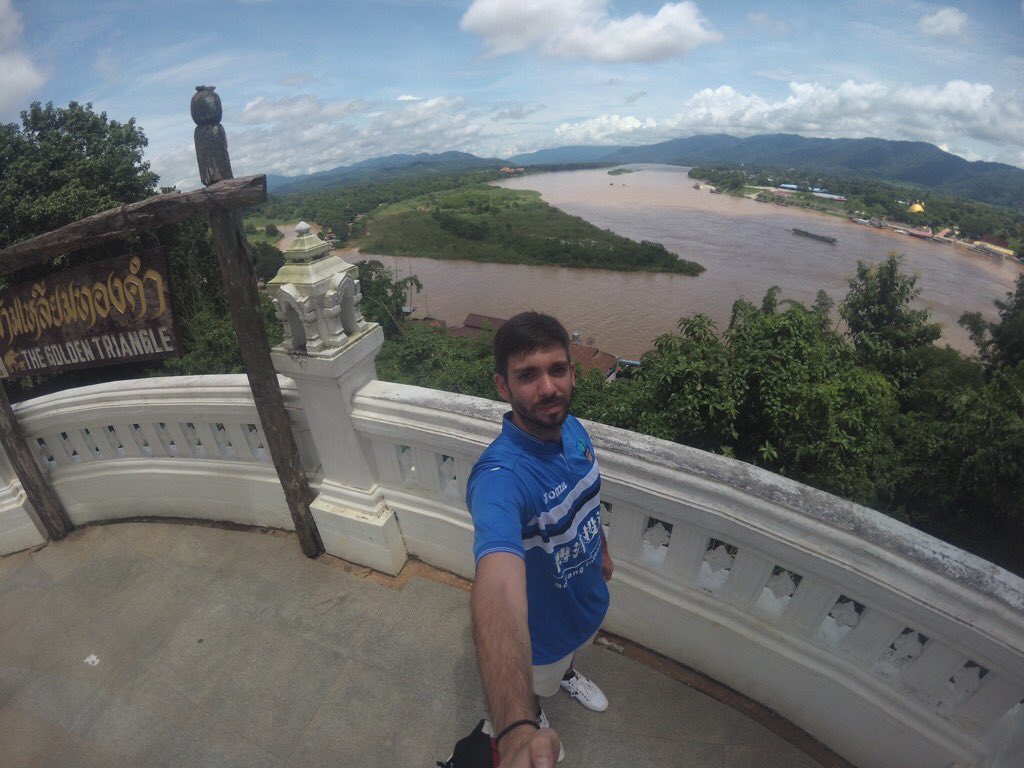 AdrianJoseSC's tweet photo. Recolzant avui el @Lleida_Esportiu des de la frontera entre Myanmar, Tailàndia i Laos! Guanyarem! #CopadelRei #Som-hi #Triangled'or https://t.co/dBas7R99kg