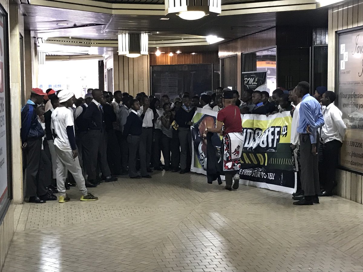 antonnies's tweet photo. #SABC8 A group of school kids here to support Hlaudi. Dressed in their school clothes #HandsOffHlaudi https://t.co/uit0MEBWqI