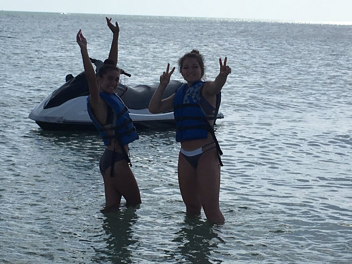 emma_harris11's tweet photo. FACTS ABOUT @julia_fulk
• she's a lover of cats & dogs!
• she loves all kinds of food!
•she's calm when we jet ski!
#FulkYeah #VoteFulkHC https://t.co/bT9PuQ3pS6