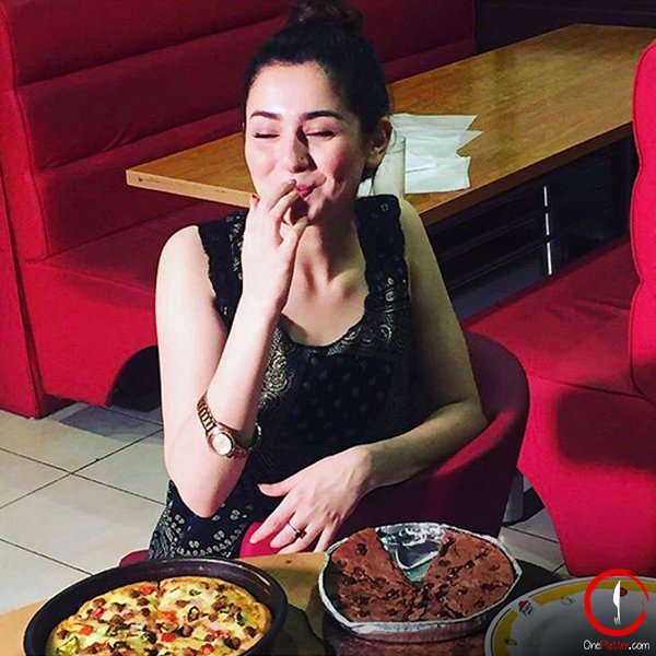 aliyaahsan90's tweet photo. @HaniaAamir_ ​enjoying her favorite cookie. #OnePlatter #FahadMustafa #NMA2 #JavedSheikh #MohsinAbbasHaider #UrwaHocane #Pakistan #Celebrity https://t.co/UNIjMSc7dG