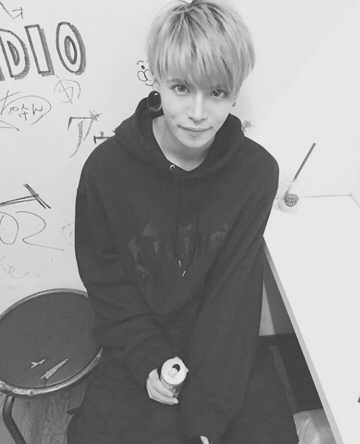 Atsukidbt's tweet photo. «ᶜ'ᵉ́ᵗᵃᶤᵗ ˡᵉ ᵍʳᵃᶰᵈ ᶜʰᵉᵛᵃˡ ᵈᵉ ᵍˡᵒᶤʳᵉ˒ ᴺᵉ́ ᵈᵉ ˡᵃ ᵐᵉʳ ᶜᵒᵐᵐᵉ ᴬˢᵗᵃʳᵗᵉ́˒ ᴬ̀ ᵠᵘᶤ ˡ'ᵃᵘʳᵒʳᵉ ᵈᵒᶰᶰᵉ ᵃ̀ ᵇᵒᶤʳᵉ ᴰᵃᶰˢ ˡᵉˢ ᵘʳᶰᵉˢ ᵈᵉ ˡᵃ ᶜˡᵃʳᵗᵉ́» --V.H https://t.co/TfYJgilU0b