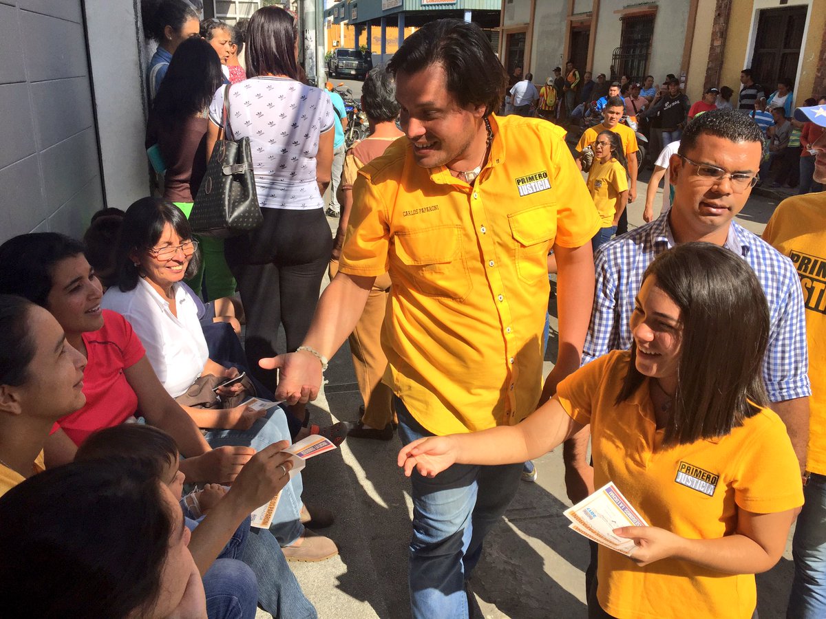 CarlosPaparoni's tweet photo. Recorremos el casco central de #Zea comprometiendo a más merideños con esta lucha. #Mérida https://t.co/sIe50GuHPV