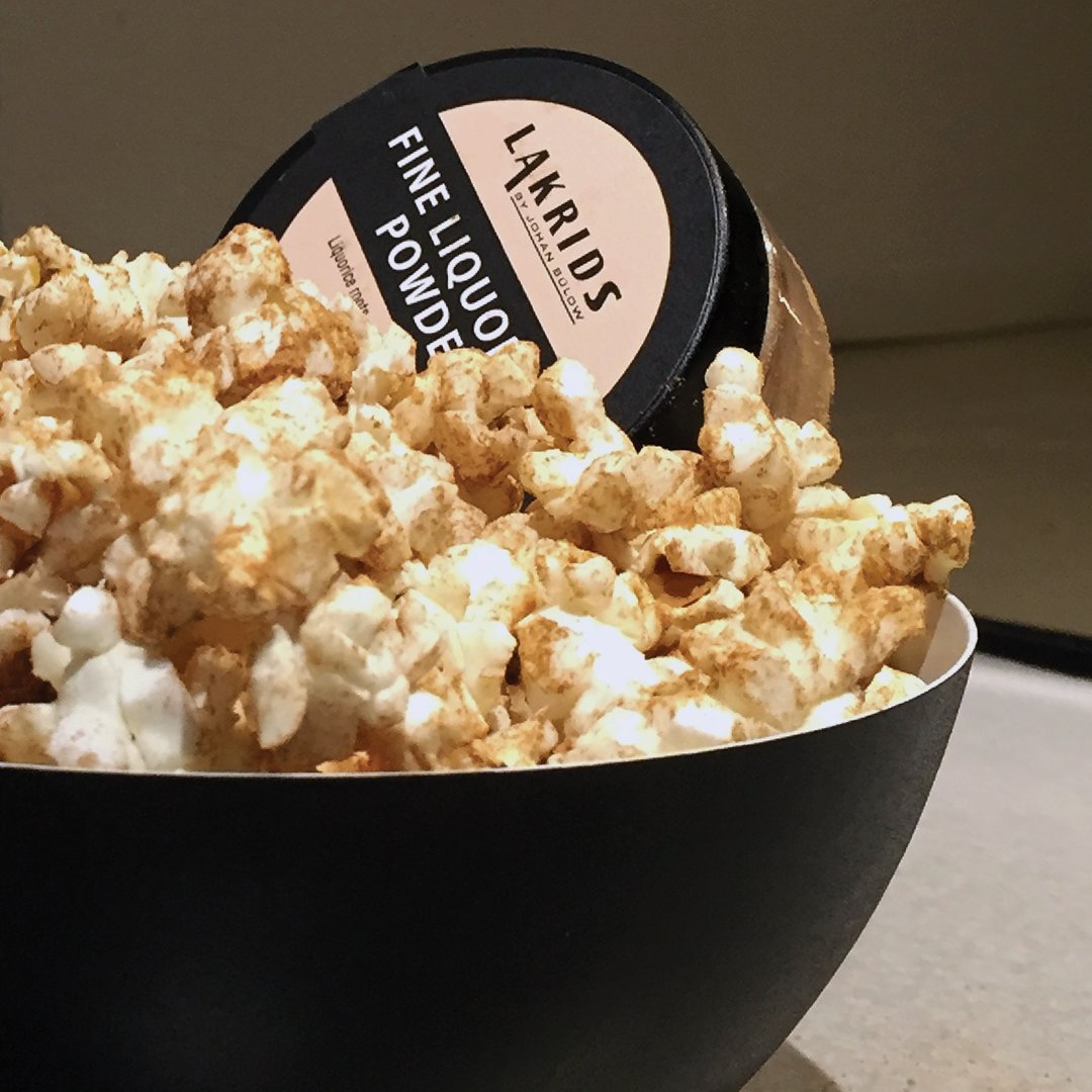 Tip of the day👉 Make easy liquorice popcorn simply by sprinkling liquorice powder over your popcorn after it has popped! #LifeHack