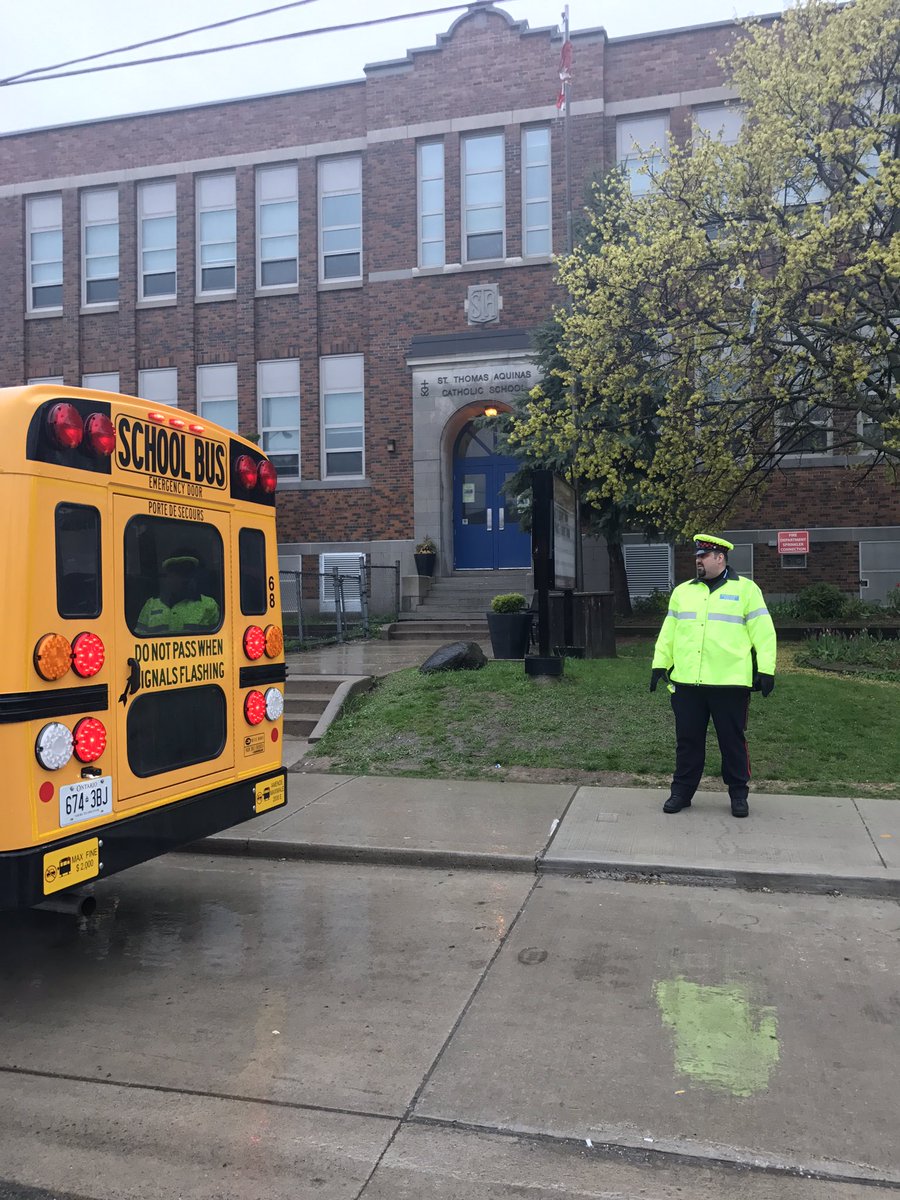 TPSAux13Div's tweet image. Parking in a #school zone today? #School Buses need plenty of SPACE to turn, park + stop. Please keep their Loading Zones clear #SafetyFirst