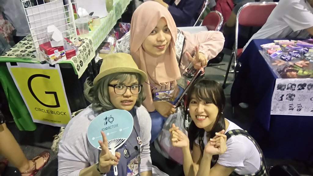 sarahhana's tweet photo. Late post of #Comifuro9 last weekend. Didn't get to take lots of pic, and didn't buy anything *sobs* but so happy to meet my friends! https://t.co/gQMEseWg49