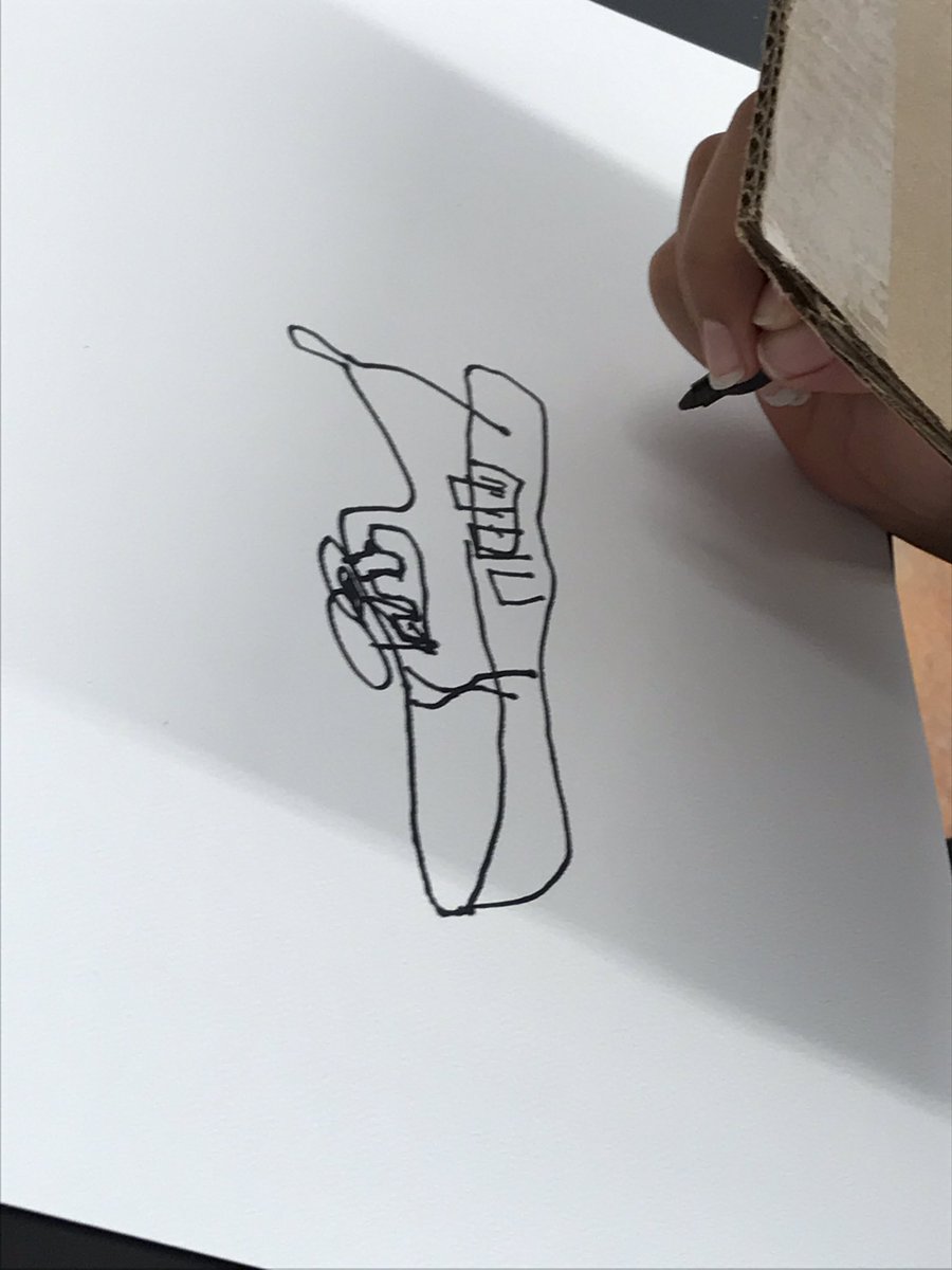 HMMeinen's tweet photo. #blindcontourlinedrawing #grade7art #rvis_art #RVISionaries https://t.co/xBHcrpShc3