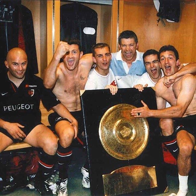 NationDeRugby's tweet photo. .#STOldies Juin 2001
Y. #Bru, C. #Desbrosse, Y. #Delaigue, C. #Foucaud, A. #Penaud et M. #Marfaing fêtent le titre obtenu face à l'ASM au S… https://t.co/SlvPMFNZXS