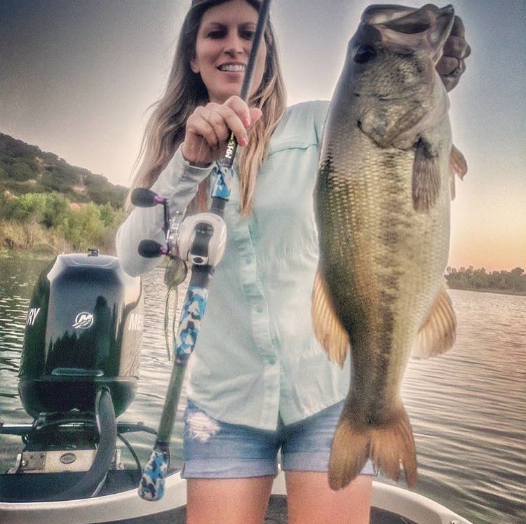 RT for girls who fish! 

A nice bass caught by <a href="/briezziee/">Briennan`</a>

#fishing #girlswhofish