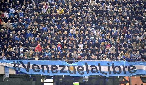 NTN24ve's tweet photo. "Venezuela libre" el conmovedor gesto de los hinchas de Argentina a los venezolanos #6Sep https://t.co/dOkgXLepdy https://t.co/dShICeKNN4