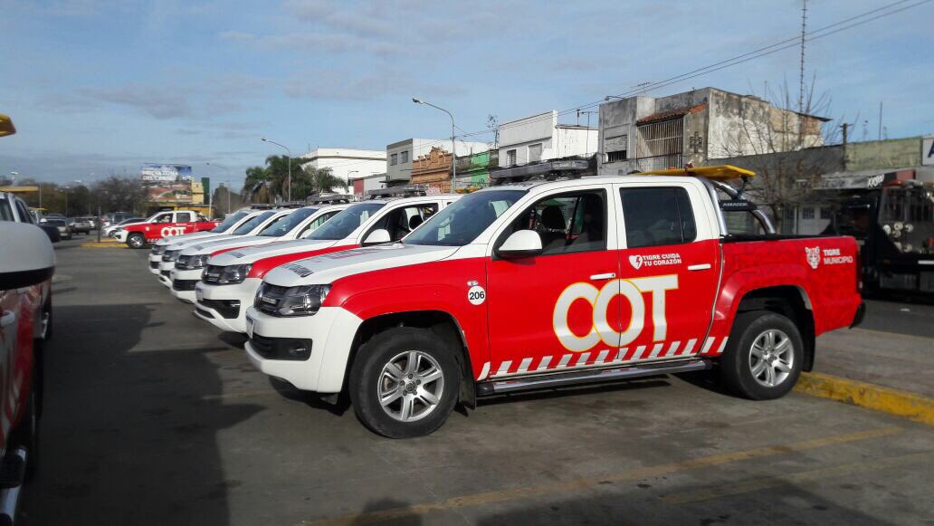 NicoVecchi's tweet photo. Cada cambio de turno #LogisticaCOT realiza el mantenimiento y control de los #MovilesCOT chequeando su buen uso y funcionamiento
#COT #SPC https://t.co/eiS2GvGAMT