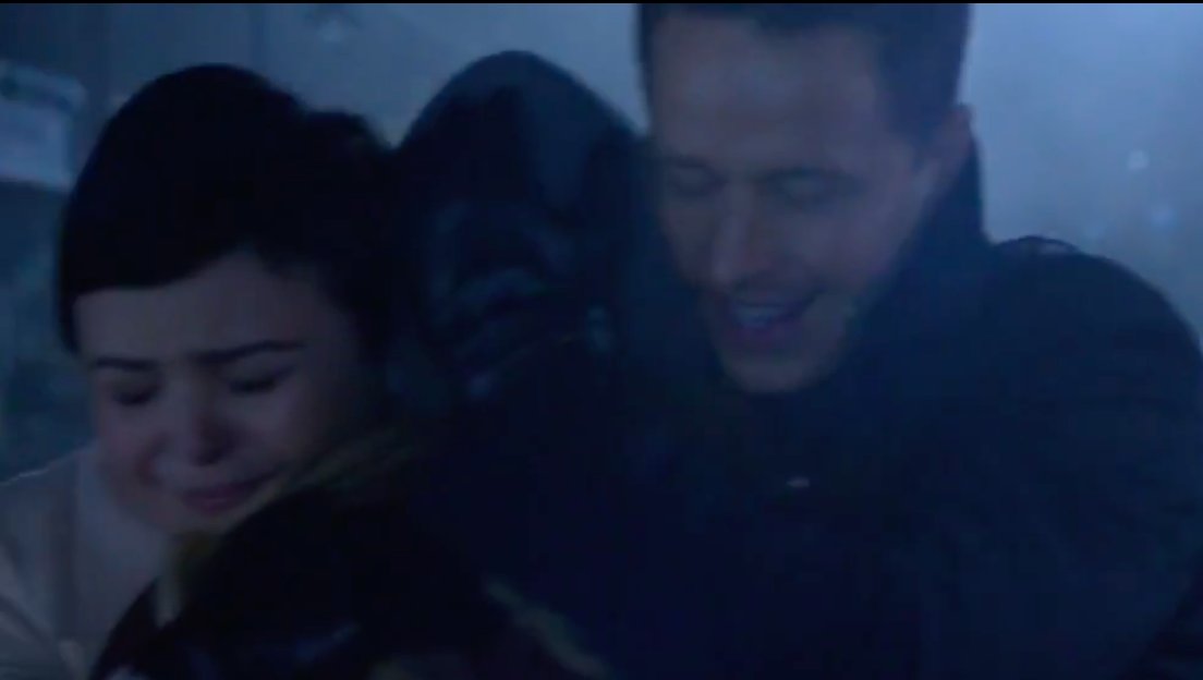naydenlover's tweet photo. Who doesn't love when Charming/Josh hugs Emma/Jen and the hand goes to the back of the head, every time I see it I smile!! &amp; this is only s6 https://t.co/aiMa4lOFgN