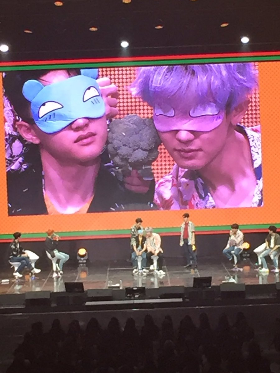 DOThFanclub's tweet photo. 170906 Fanmeeting
เล่นเกมส์ปิดตาทายสิ่งของโดยใช้ใบหน้าสัมผัส
สิ่งของที่คยองซูและชานยอลได้คือ บล็อกโคลี่
(cr.506X0522) https://t.co/avFGdPx7Yp