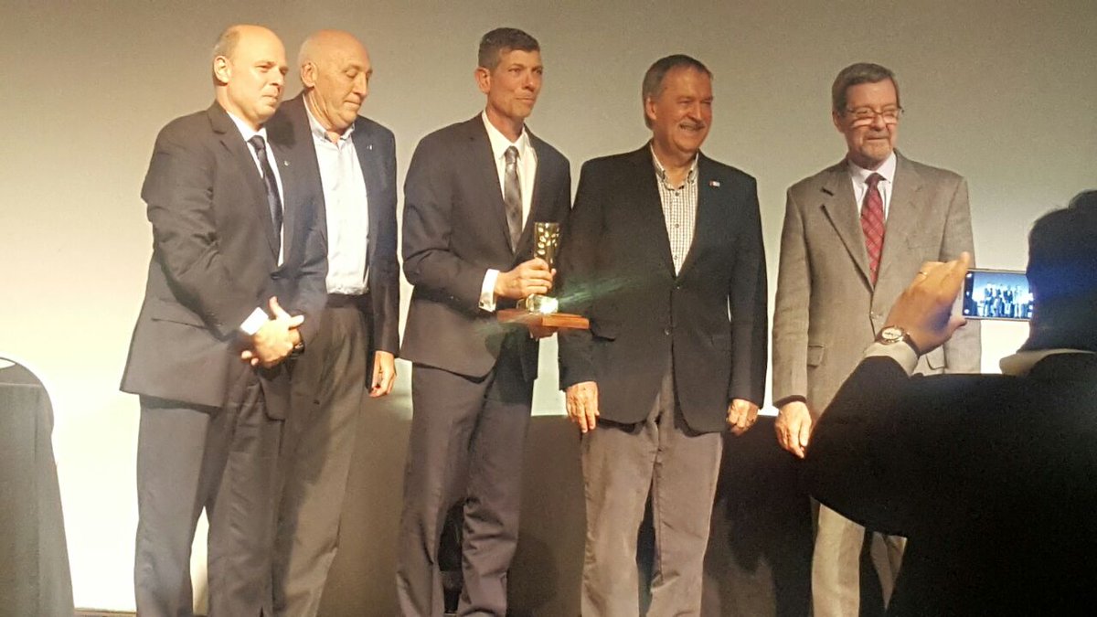 OscarGencarelli's tweet photo. Justo reconocimiento para un emprendedor que se convirtió en Empresario y Mentor Social. Orgulloso de estar cuando iniciaste @mbvates https://t.co/Y4D1rT7Io9