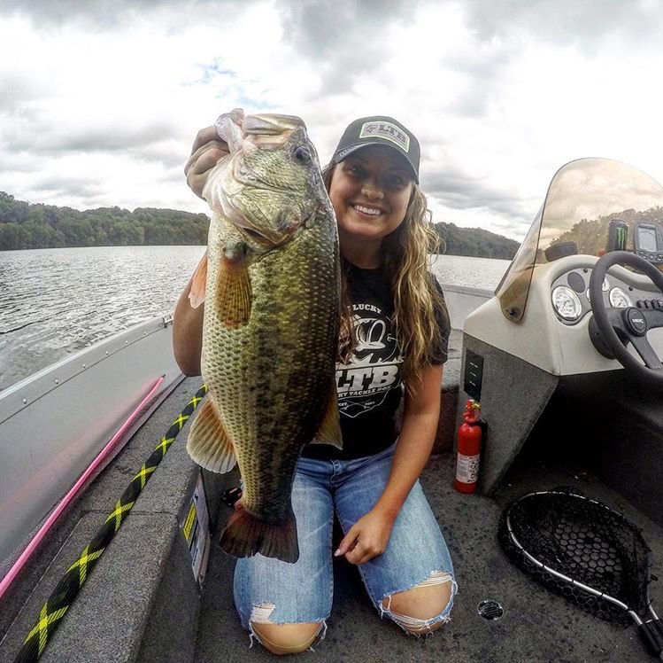 RT for girls who fish! 

Check out this hog caught by <a href="/christinaelizb/">christina</a>

#fishing #girlswhofish