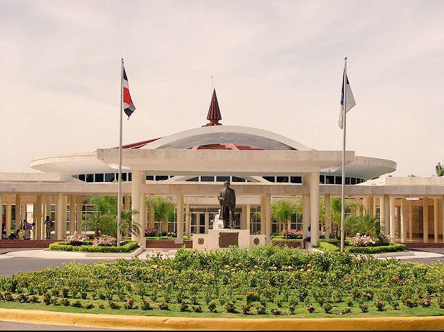 selennygomezv's tweet photo. La UASD suspende docencia y labores administrativas ante el inminente paso del huracán Irma. #RDalerta #HuracánIrma https://t.co/sIPQUnrQtt