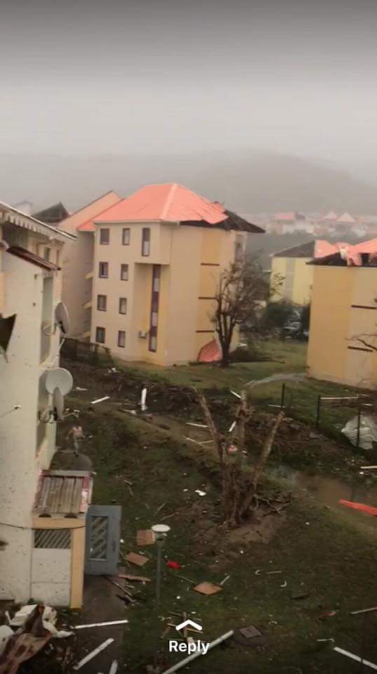 MichelBaljet's tweet photo. Wat eerste foto's vanuit het Franse deel van St Maarten. Deel twee van #Irma is nu gaande (via Kevin Carty) https://t.co/hVaAzxliLS