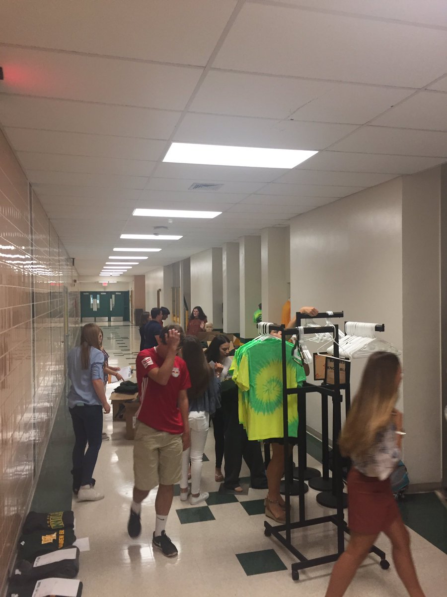 mrs_malin's tweet image. Welcome to block 1, day 1!! Working from our @VEInternational satellite office for the day the @MKSchoolStore !!!