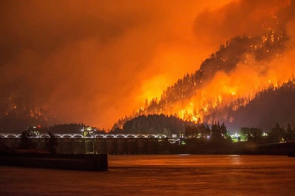 firenation's tweet photo. Oregon Wildfire Has Volcano Comparisons, https://t.co/Bo2WaGAFWg https://t.co/rd1Yna9Ywm