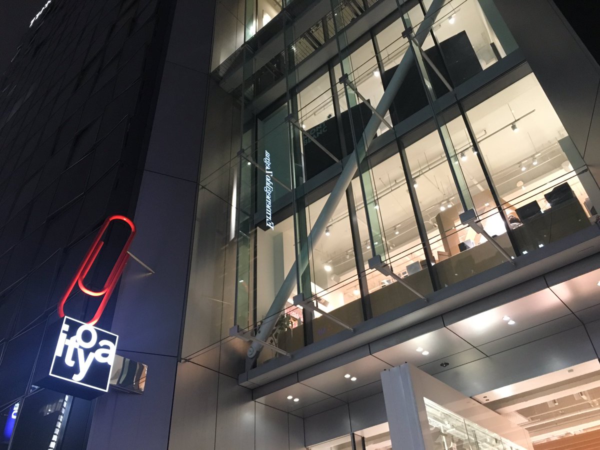 kirinhead's tweet photo. ゴールデン街での展示の準備のために銀座の伊東屋へ。
写真集のための展示なので、ちょっと変わった見せ方にするつもりです。
面倒なオーダーしたのに、店員さんの丁寧な対応に感謝です。
#写真 #写真集 #写真展 #紙 https://t.co/hnXnO4ZLSK