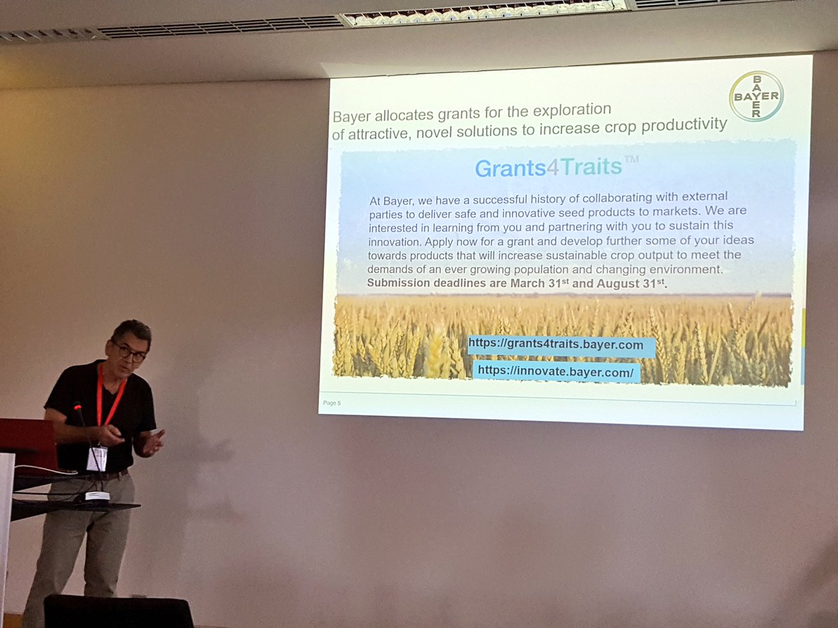 BayerEspana's tweet photo. Mike Dobres presenta #Grant4traits, de #Bayer, q apoya proyectos innovadores que mejoren la calidad y seguridad de los cultivos #Solcuc2017 https://t.co/7rsFSHFulr
