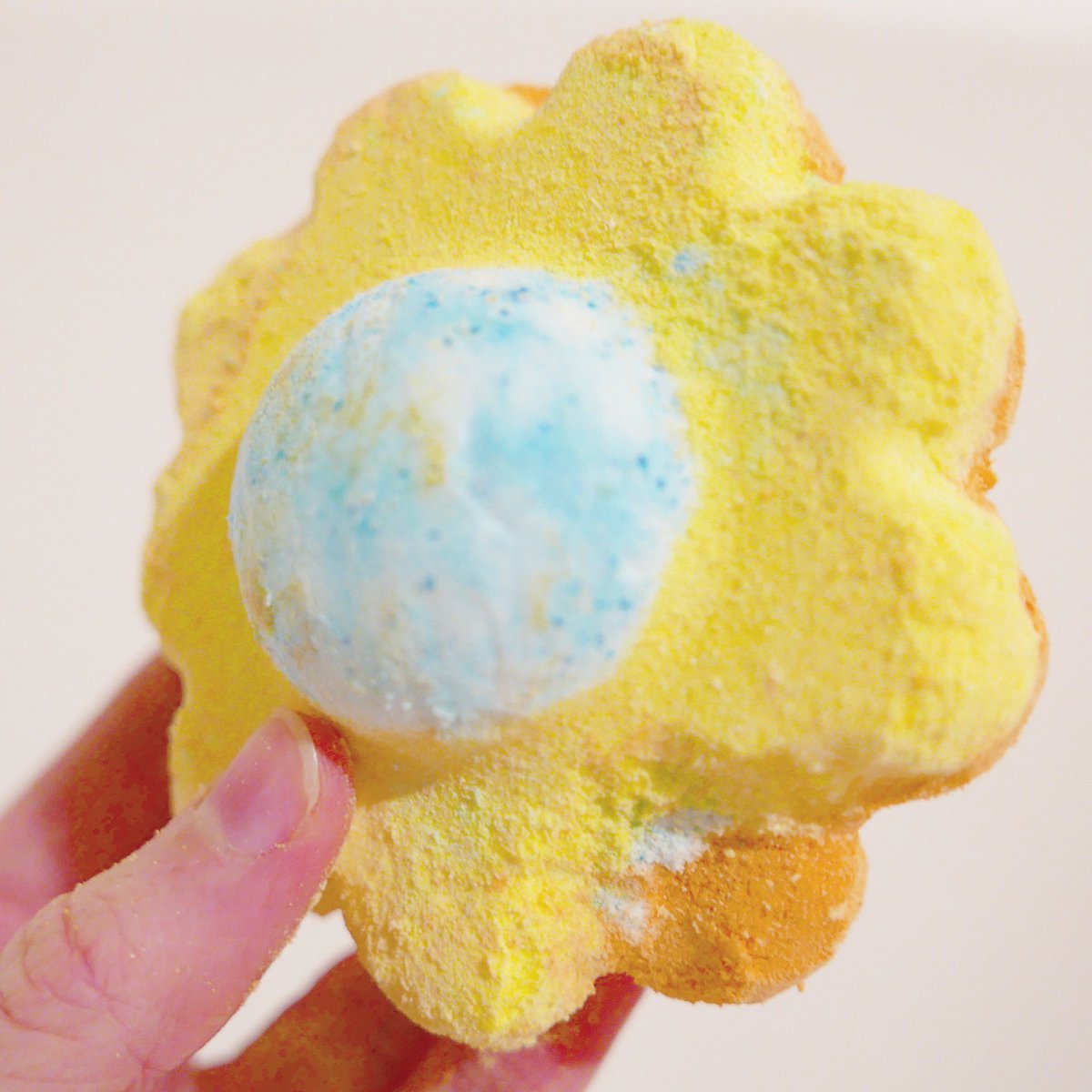 bonnbeaute's tweet photo. Tonight was all ups-a-daisy 🌼 Floral, citrusy and nothing too out of the ordinary here but pretty cool bath art! 🛀 #lushbath #lushie https://t.co/5Lo6X09A6B