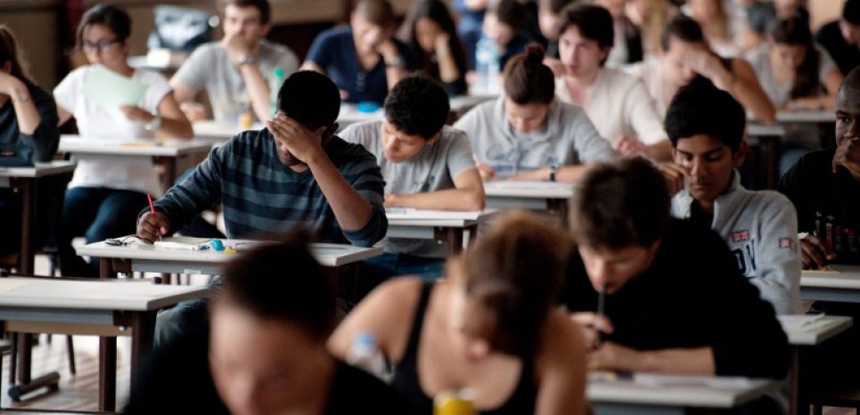Boulevard69's tweet photo. Scandale au lycée : Une prof donne des devoirs à faire dès le 3ème jour de cours - https://t.co/MNOr1JYcBp https://t.co/Isl9np3Mkf